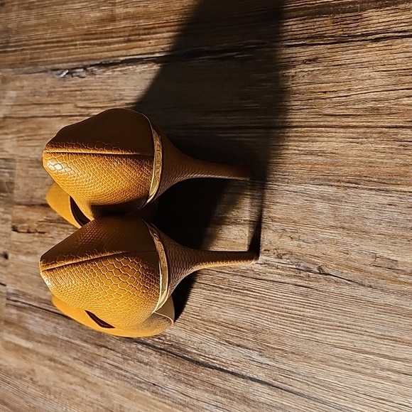 Aldo Women's Camel Textured Heels - Picture 2 of 4